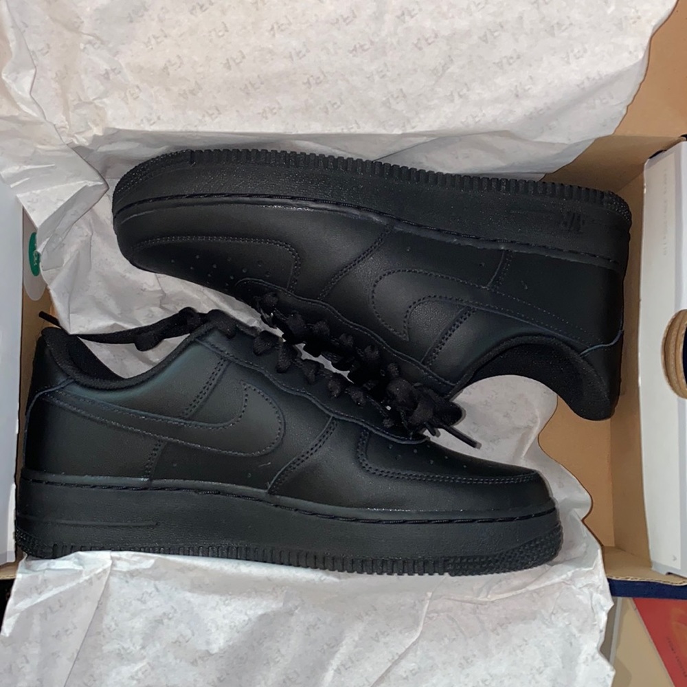 NEW Black Air force 1 (Size 8.5)